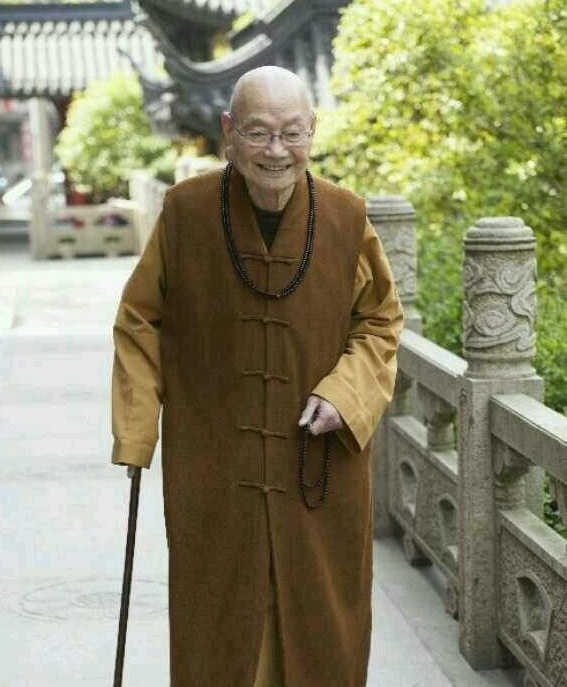 「佛法分各宗派，各人信各宗，无可厚非，然总体而言，净土宗最适合现代人的根机，因为如今要靠自力了生脱死着实困难，千万人中难得一个！而净土法门仗佛慈力，三根普被，人人可修！好比过河，有力量游过去当然可以，但也不妨乘着阿弥陀佛的摆渡轮嘛，只要能到彼岸都是一样的！」辑录·雪光长老开示