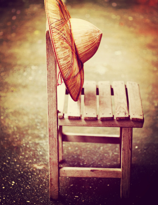 「印光大师幼时，曾被同村人霸道蛮横地打了两耳光，头痛欲昏，但大师心地宽厚，忍了下来。大师生平不提此事，晚年为劝人和解，说道：我当年固然示弱，示弱又何妨呢！希望你学我的示弱，不要把新名词之竞争二字，奉为神圣。做人应忍劳忍苦，才能柱地撑天！」辑录《常惭愧僧印光法师的故事》·余池明著