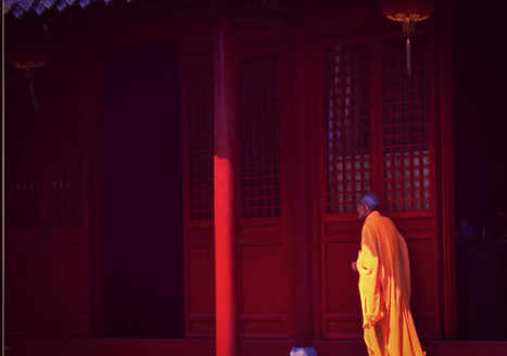 「印祖出家未久，被大哥假借母命而强行押回家，严加看管。印祖无奈假意顺从，举筷吃肉，麻痹大哥。某天终于觅得一无人良机，带上僧衫和些许盘缠逃出，回莲华洞寺道纯法师处，获赠洋钱一圆，当做银子向首饰店换取了八百文钱，投他处参学而去。」辑录《常惭愧僧印光法师的故事》·余池明著