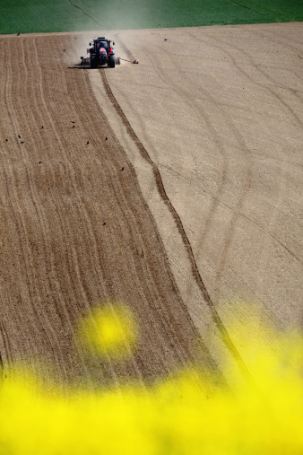 「古往今来的伟大圣哲，常教人谦卑退让、舍财不贪。新学家却将此讥笑为“消极的道德”。岂不知一切伟大积极的事业，都是由“消极的道德人”做出来的！因为惟有“消极”克己，才能积极利人；惟有舍财不贪，才能兴办公众利益。一开始似乎是吃亏，后来仍然是会得到大便宜的！」辑录《保富法》·聂云台著