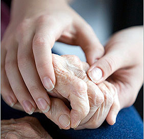 「大师初出家时，一次到一居士家。其家皆信佛，婆媳儿女各供一佛，于长供桌上各占一段。媳妇掸灰，只管自己佛像，也不帮婆婆掸一掸。大师见了十分痛心，这家人连敦伦尽分都没做到，表面信佛，实则以身谤法。大师当场就教育了这位媳妇应当孝顺公婆的道理。」辑录《常惭愧僧印光法师的故事》·余池明著