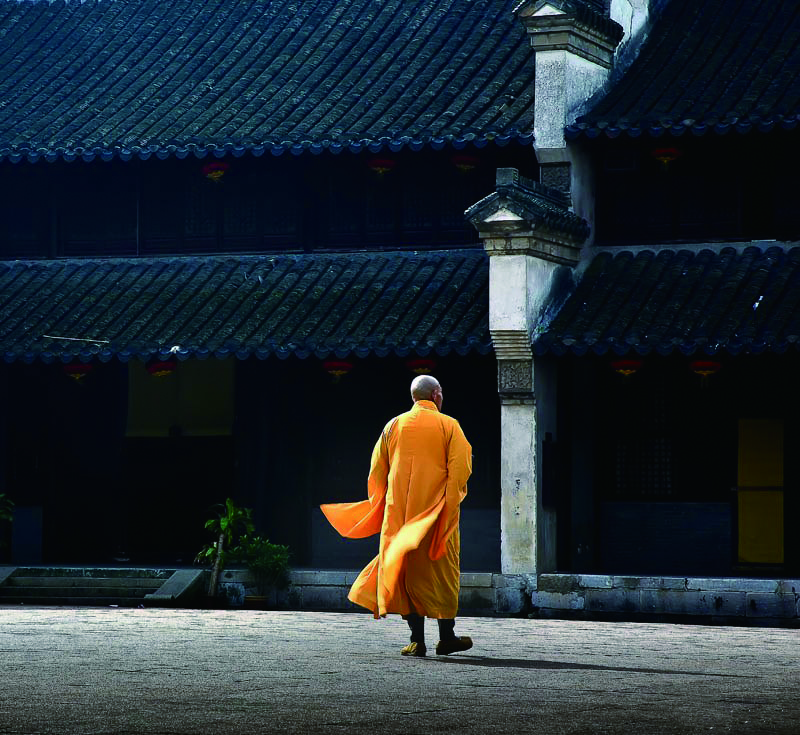 「若约佛法论，达可兼善，穷亦可兼善。严持戒律，敦笃伦常，以身率物，俾一切人相观而善。待其欣欣向往之心发，则示之以三世因果、六道轮回，凡有心者，谁不乐从？故古高僧，随所到处，每多归依。较之王政教化，其益为深，其阴翼治道，冥庀民生也大矣！」辑录《印光法师文钞》·憨山大师年谱疏序