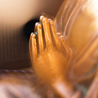 「凡身旁佩带楞严咒等，遇卧息，大小便时，须解去。唯临极危险时，可以不去。若平常无危险亦不去，则亵渎之罪，可胜言乎。室内既有经像，当格外敬重。寒山、拾得，乃文殊、普贤之所现者，固宜常存敬畏，不敢放肆，则可矣。」辑录《常惭愧僧印光法师的故事》·余池明著