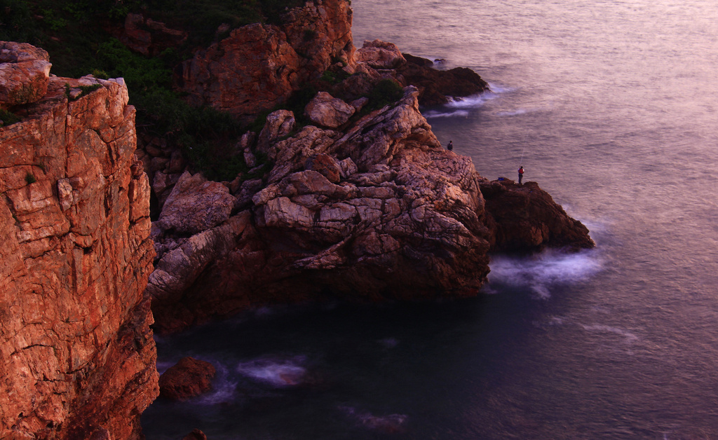 「1917年，陕西王幼农居士到普陀山求见大师，在交谈中感慨政局不定，不愿为官，欲专修行，大师表示赞许。大师带王居士各处参观时，一天顺着山岩而行，下临巨海，突起一阵狂风，令人惊惧。但大师毫不畏惧，边走边大声念佛，履险如夷，顺利走到了佛顶山。」辑录《常惭愧僧印光法师的故事》·余池明著