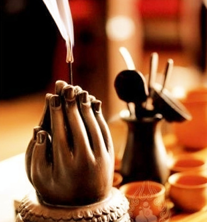 「有谓女性经时，不可礼拜持诵，此语不通情理。经短者二三日，长者六七日方止。修持之人，必须念念无闲，何可因此天生之小恙，而废弃修持？经时可少礼拜，念佛诵经，均当照常。宜常换洗秽布，若手触秽布，当即洗净，切勿以触秽之手翻经及焚香也！」辑录《印光法师文钞》·一函遍复