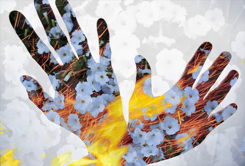 「1920年，弘一法师决定闭关，闭关前给大师写信请求训言，师复曰：于关中用功，当以专精不二为主。于未一之前，切不可以躁妄心先求感通。一心之后，定有感通，感通则心更精一。所谓明镜当台，遇形斯映，纭纭自彼，与我何涉？」辑录《常惭愧僧印光法师的故事》·余池明著