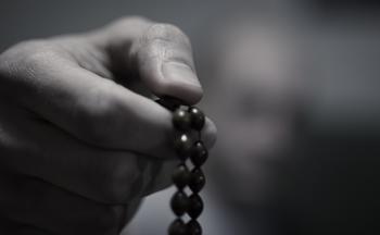 「有一回，丁福保居士有事欲与大师面商，而大师正乘轮船回普陀，丁居士遍寻全船，自大菜间房舱以至统舱，未见其人。其后始于炉子间附近，发见大师，其地既极狭隘，空气又极燥热，人皆望而以为苦，独大师取其价廉，倨处其间，怡然自得。」辑录《常惭愧僧印光法师的故事》·余池明著