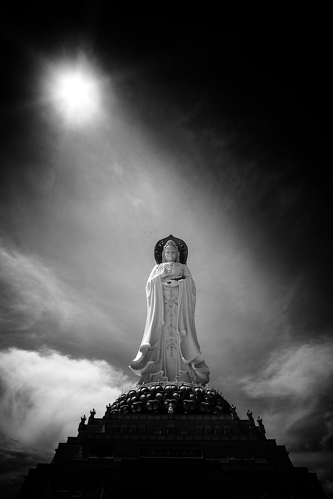 「钟先生得了重病，在床三月不能动弹，大小便都在床上，垫被和臀部的皮肤都烂掉了。死去三天，房东一再催促后事。但他的母亲和太太每天在观音菩萨面前跪拜，恳求慈悲救护。结果钟先生居然死而复生，恢复了健康！中外医学界啧啧称奇，一致赞叹佛法的不可思议！」辑录·《观世音菩萨灵应事迹实录》