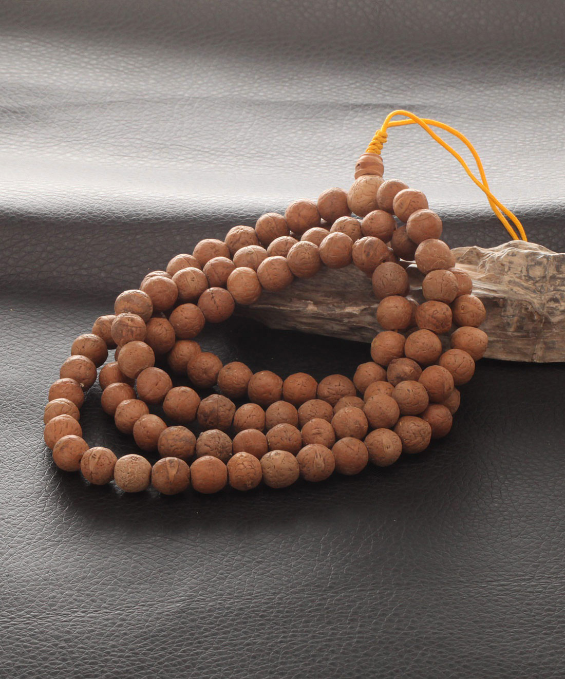 「无锡徐了法居士，虔心念佛，有需援助者，召之即到；临终助念，竭尽所能；即患乳癌，仍自告奋勇，侍他人疾，毫无倦容。1977年七月初一，居士预知时至，8点多钟，吃西瓜后，自言：大士法驾到了！口念圣号，卧倒后面容如常，邻居们见了都说：徐老太还在念佛呢！」辑录《近代往生随闻录》·宽律法师撰录