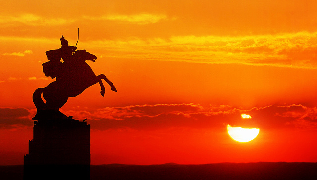 「借问往生何计策？须凭信行愿俱全。信根先向心田种，行足还加愿力坚。路乏资粮终不到，马无缰御孰能前？但将三事为符契，携手同登九品莲。」辑录·《省庵大师劝修净土诗》