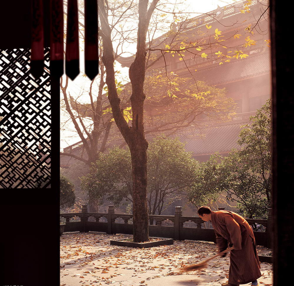 「余（弘一大师）于1924年曾到普陀山，其时（印光）大师年64岁，余见师一人独居，事事躬自操作，别无侍者等为之帮助。直至去年，师年80岁，每日仍自己扫地、拭几、擦油灯、洗衣服。师既如此习劳，为常人的模范，故见人有懒惰懈怠者，多诫劝之。」辑录《常惭愧僧印光法师的故事》·余池明著