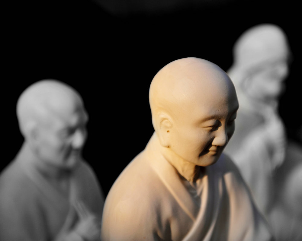 「言念佛正行者，各随自己身分而立，不可定执一法。如其身无事累，固当从朝至暮，从暮至朝，行住坐卧，语默动静，穿衣吃饭，大小便利，一切时，一切处，令此一句洪名圣号，不离心口。若睡眠及裸露澡浴大小便时，及至秽污不洁之处，只可默念，不宜出声。」辑录《印光法师文钞》·与陈锡周居士书