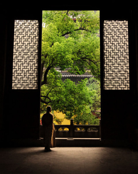 「热闹华荣之境，一过辄生凄凉；清真冷淡之为，历久愈有意味。」《格言联璧》