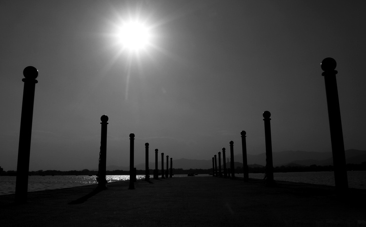 「听说娑婆无量苦，死王总作轮回主。六贼操刀为伴侣，同居住，何曾顷刻抛离去？功德天和黑暗女，两人最是难相聚。有智主人俱不取，依吾语，从今更莫登门户！」辑录·《西斋净土诗》