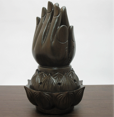 「一切佛经，及阐扬佛法诸书，无不令人趋吉避凶，改过迁善。出生死之苦海，生极乐之莲邦。读者必须生感恩心，作难遭想。净手洁案，主敬存诚，如面佛天，如临师保，则无边利益自可亲得！若肆无忌惮任意亵渎，及固执管见，妄生毁谤，则罪过弥天苦报无尽！」辑录《印光法师文钞》·灵岩山寺念诵仪规题辞