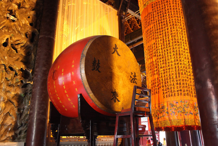 「某夜，唐朝的明诲法师梦见死去的师父哭着说：我私用僧财而变牛，现已衰老。希望将我的皮剥了做鼓，把我的名字写在鼓上，供僧众礼诵时使用，这样我的罪苦才有了脱之日！明诲惊醒，第二天有人来报说，有老牛撞死在树下，于是明诲就照梦境去办，同时变卖衣物，为师父礼忏。」辑录·《文殊大士灵应录》