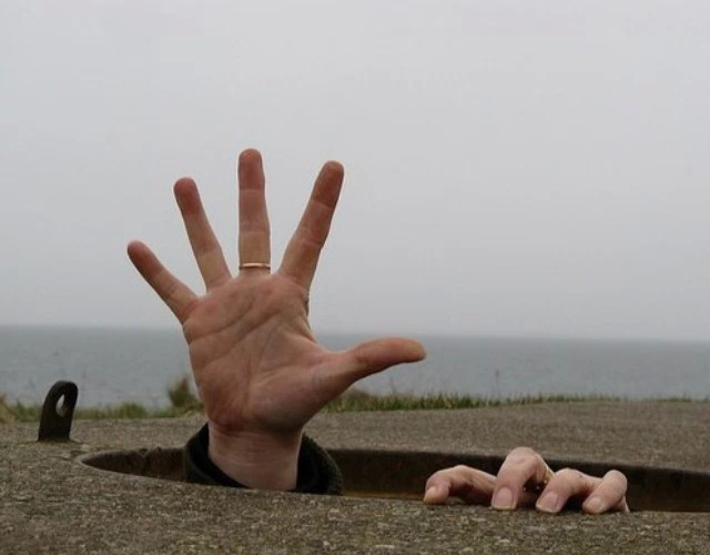 「于诸功德，常当一心，舍诸放逸，如离怨贼。大悲世尊，所说利益，皆已究竟，汝等但当勤而行之。若在山间，若空泽中，若在树下、闲处、静室，念所受法勿令忘失，常当自勉，精进修之，无为空死，后致忧悔。」辑录·《佛遗教经》