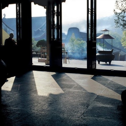 「事后而议人得失，吹毛索垢，不肯丝毫放宽，试思己当其局，未必能效彼万一；旁观而论人短长，抉隐摘微，不留些须余地，试思己受其毁，未必能安意顺承。」《格言联璧》