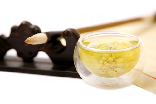 「少思虑以养心气，寡色欲以养肾气，勿妄动以养骨气，戒嗔怒以养肝气，薄滋味以养胃气，省言语以养神气，多读书以养胆气，顺时令以养元气。」《格言联璧》