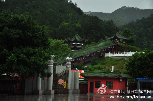 “空”是人生的最高境界。只有空的杯子才可以装水，空的房子才可以住人.每一个容器的利用价值在于它的空。空是一种度量和胸怀，空是有的可能和前提，空是有的最初因缘。佛经里有“一空万有”和“真空妙有”的禅理。人生如茶,空杯以对，就有喝不完的好茶，就有装不完的欢喜和感动。