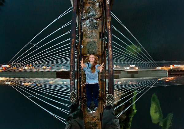 【啥时候能做到坐怀不乱？】我有一位学生，他说：“男女这一关我是经过很多，这一关我是好保险，不会犯的。”我就问他：“你得了三果没有？”他说：“没有。”“没有，你怎么敢说这个话呢？你的烦恼还在。”