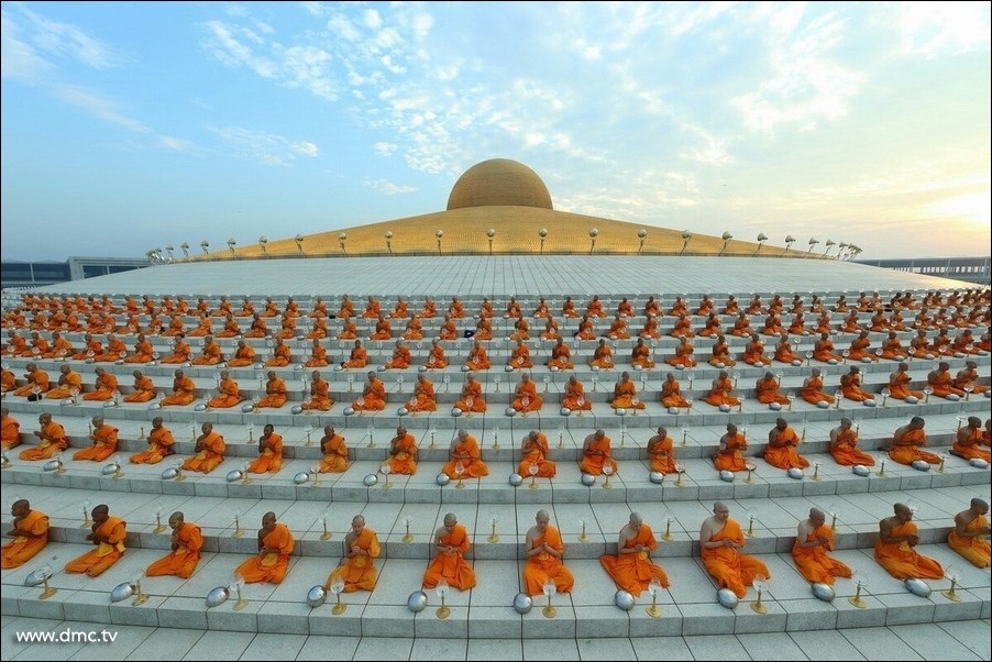 【应该如何持戒？】戒定慧，必须要结合闻思修，如果单是戒定慧，死板板地持戒，弄得好像很严格，不倒单等等，搞了很多，真正的佛教的原则不知道，这样子修行会走了一边去。