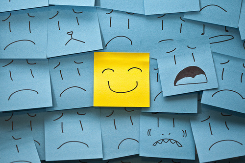 〖嗔盖如欠债〗瞋恚盖除掉之后，等于一个欠了债的人把债还清了，不但还清了，而且还有多的钱，可以养活自己家庭，那么这样子多自在。本来欠了一身债，天天债主来逼你，苦得很。现在，债还清了，心里放松了，一块石头掉下去了。不但债没有了，还有余钱可以养活自己家庭，这个心里的舒服也可想而知。