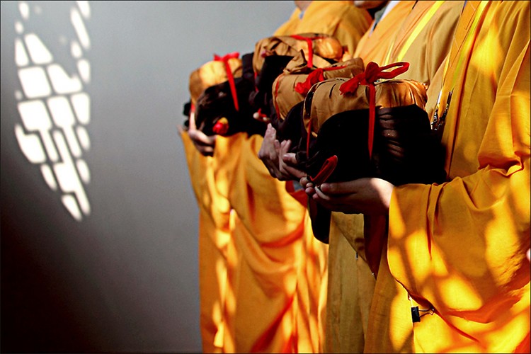 【想开悟要做哪些？】 答：首先当然要持戒，持戒之后要修定，定了之后智慧就会开了。但是修定谈何容易，前提是先把戒持起来：在家的五戒、八戒，出家的沙弥十戒、比丘二百五十戒、比丘尼三百四十八戒。