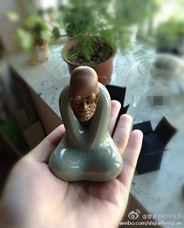 【慈能与乐，悲能拔苦】要爱护一切动物，不论马牛羊鸡犬，飞行的、极小的动物，把它们