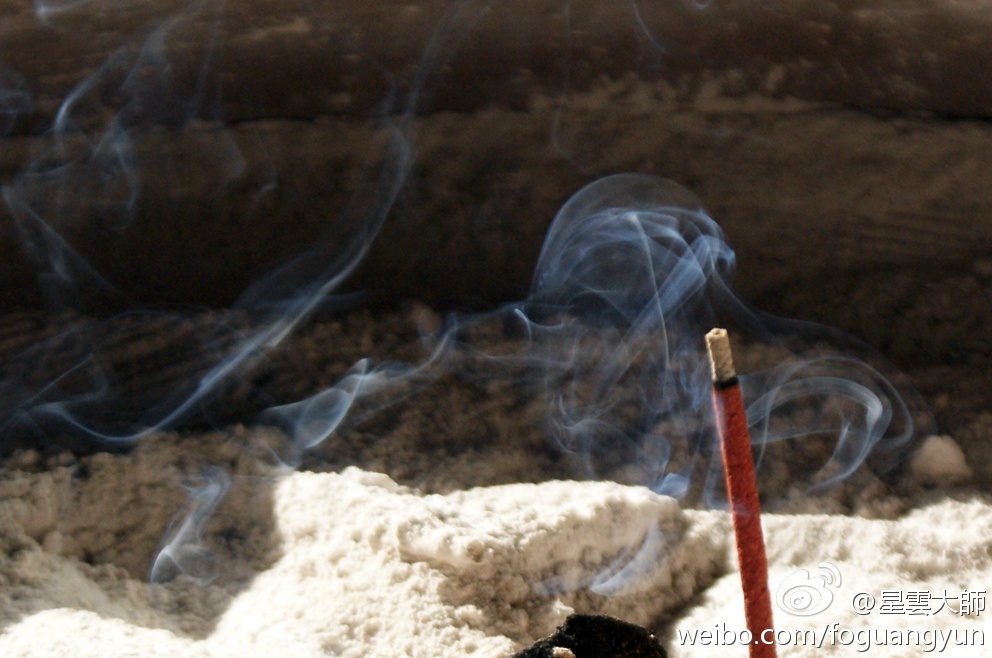 泯除对待，丢弃分别； 不可说有，不可说无； 当离开语言文字，不假思惟分别， 在那个时候，才有一点禅意。