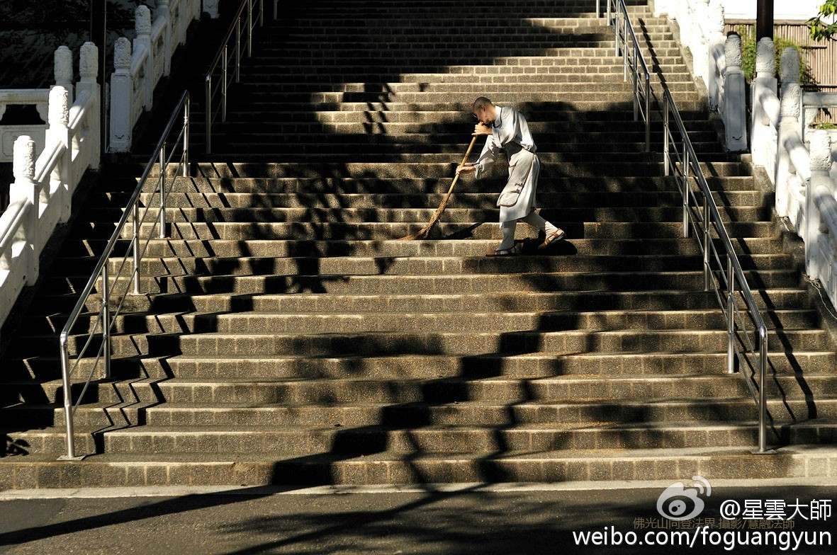 禅者的生活离不开作务，如同鱼离不开水，树少不了土，生活作务是禅者的道粮，很多禅师都是在弯腰劈砍，直身挑担之间开悟的。