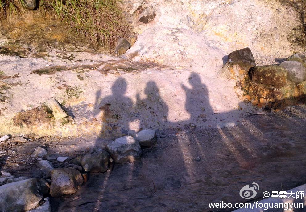 欢喜心是一种正面的力量，一个人心里有满足，心里有包容，心里有智慧，心里有信仰，就可以制造出欢喜的泉源。