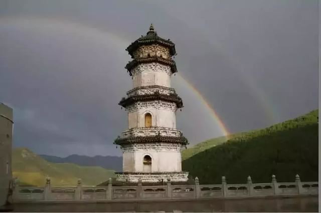 文殊菩萨圣显嘱咐：你因为念佛，不久会证得无上智慧！