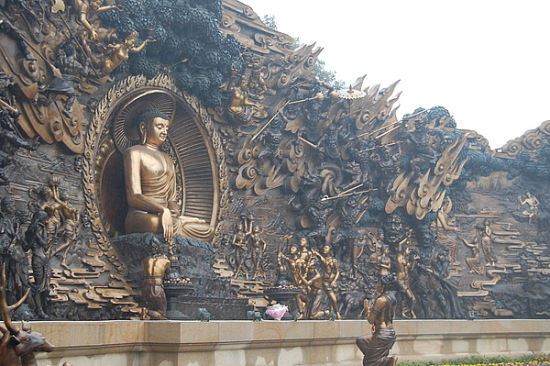 肉身菩萨托梦开缸的故事