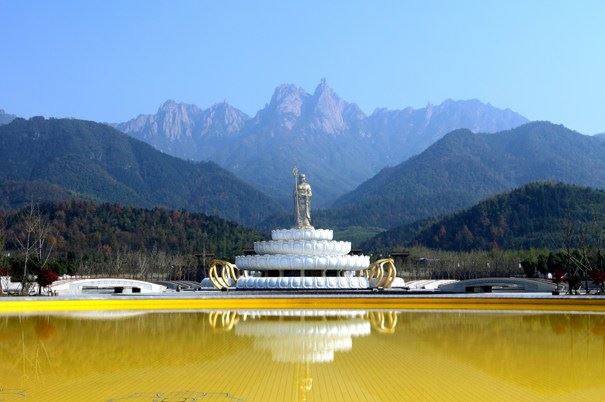 生活既不能太奢侈，也不能太艰苦，要保持中道