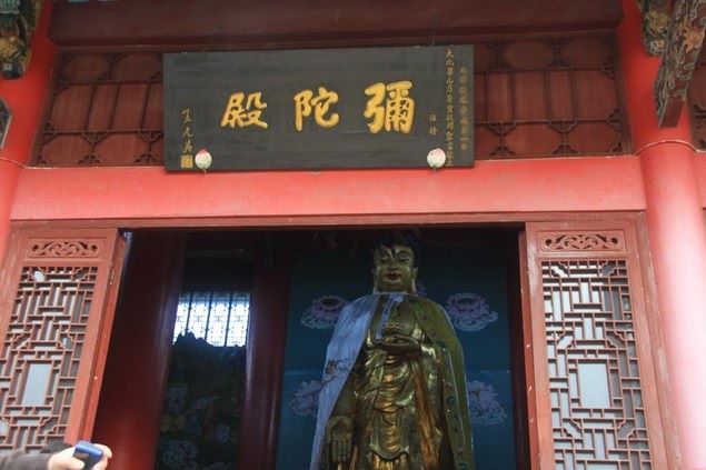 三皈依是所有戒律的基础，皈依三宝所获功德无量
