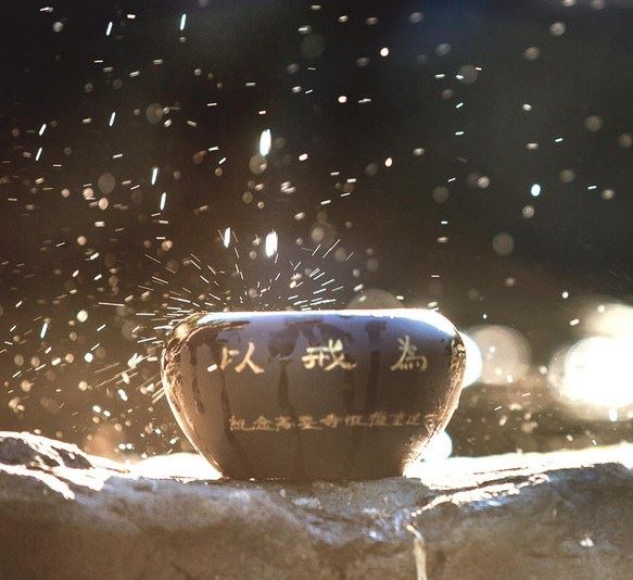 人身难得，佛法难闻，为求半句佛法不惜舍身