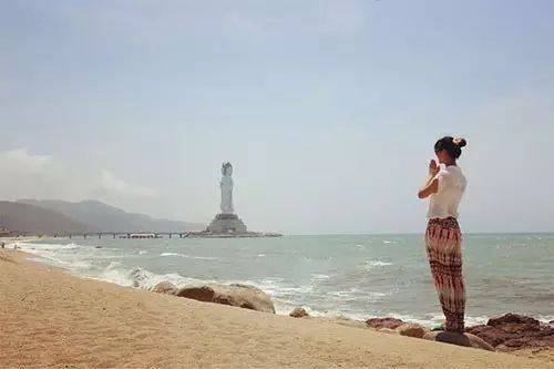 终日走街坊，心中念佛忙，世人都不识，别有一天堂