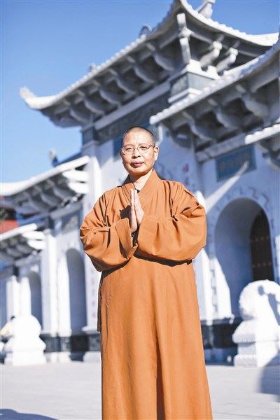 贫妇身贫心不贫虔诚扫佛精舍终证得道果