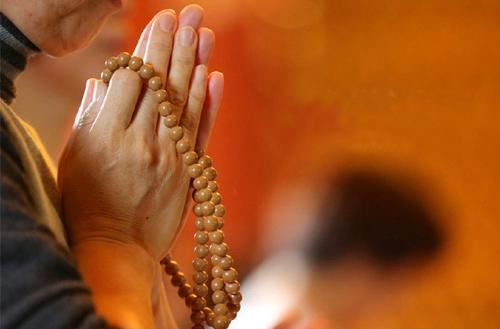 戒杀生，长寿而健康，戒偷盗，具备财富而且不被盗抢