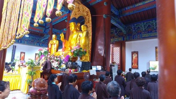 比丘尼是对佛教中哪一类人的称呼？