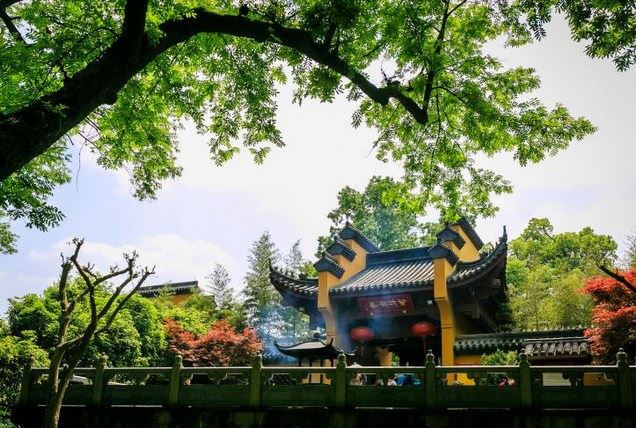 邪淫会严重折损福报人的应得的地位，财富随之下降，邪淫果报详解