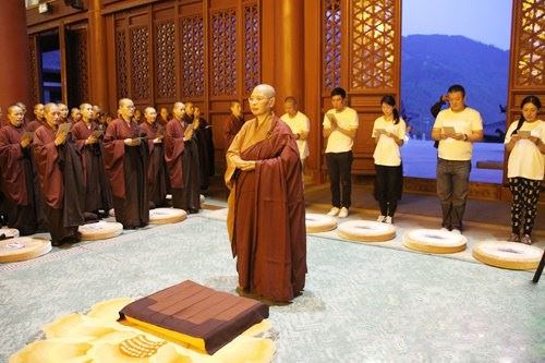 如何正确最近佛像及上香的方法？