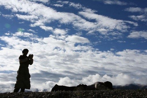 女孩骂僧众，轮回五百世为狗