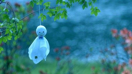 暖心大叔哈气救铁栏杆上被冻麻雀