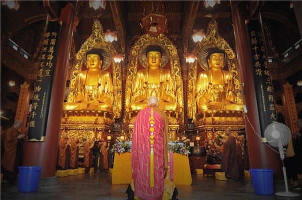 佛说：人的欲望如被风旋起的尘埃