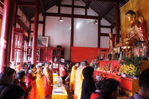 学了佛陀的装扮就自以为你是佛陀吗？佛陀的精神不是你想学就能学得来的