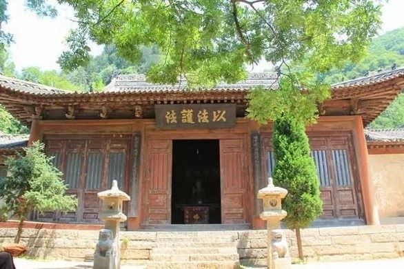 女孩出生便有白布裹身，出家为尼白布变五衣