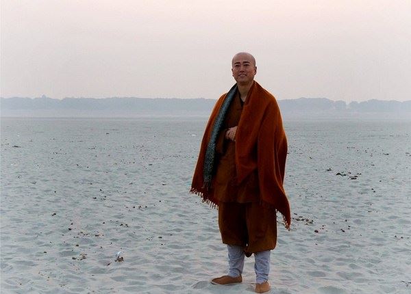 看尽人间兴废事，不曾富贵不曾穷