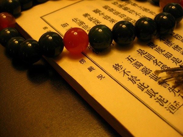 有些人皈依了佛法，其他神就不拜了，而我却是照拜不误